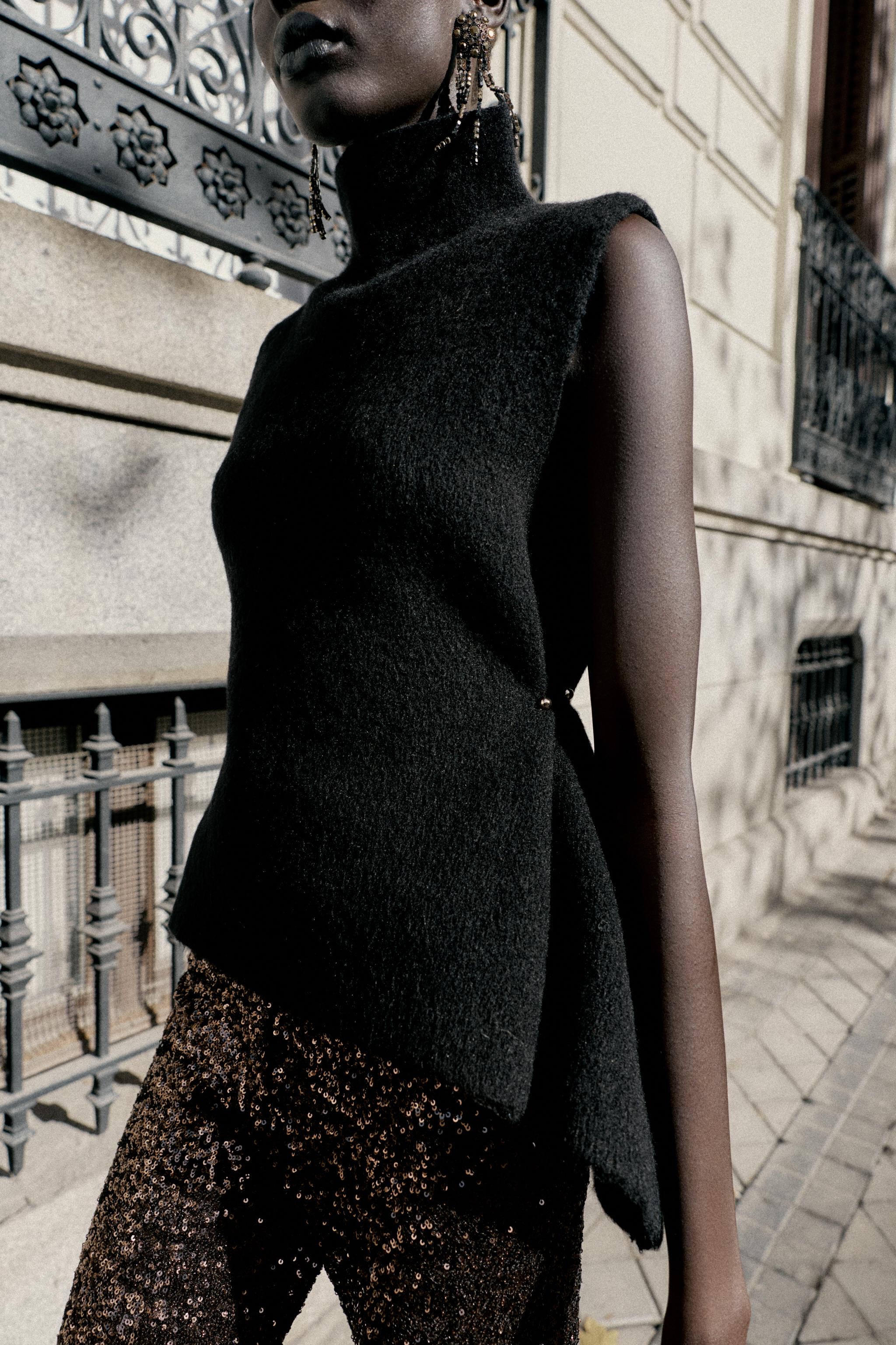 TOP EN MAILLE ASYMÉTRIQUE À DÉCORS LATÉRAUX